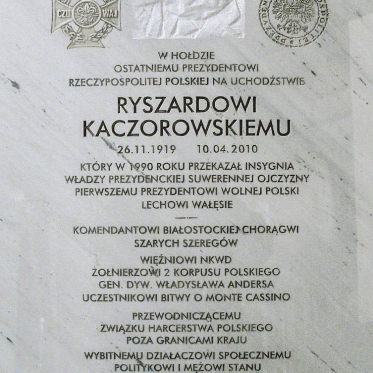 Tablica portretowa poświęcona Prezydentowi RP na uchodźctwie Ryszardowi Kaczorowskiemu