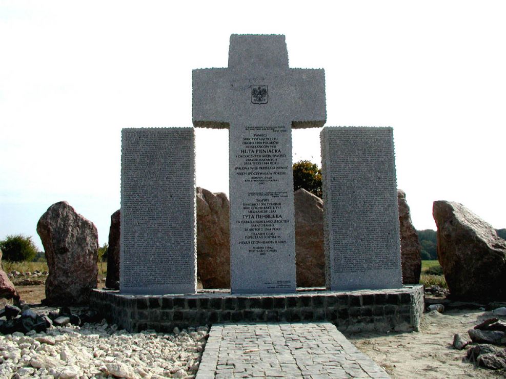 Pomnik ofiar ludobójstwa dokonanego przez nacjonalistów ukraińskich OUN-UPA na terenie wsi Huta Pieniacka