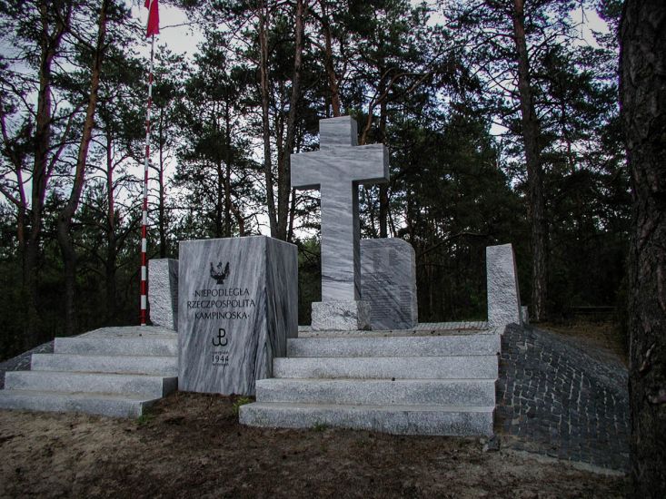 Pomnik ,,Niepodległej Rzeczypospolitej Kampinoskiej''