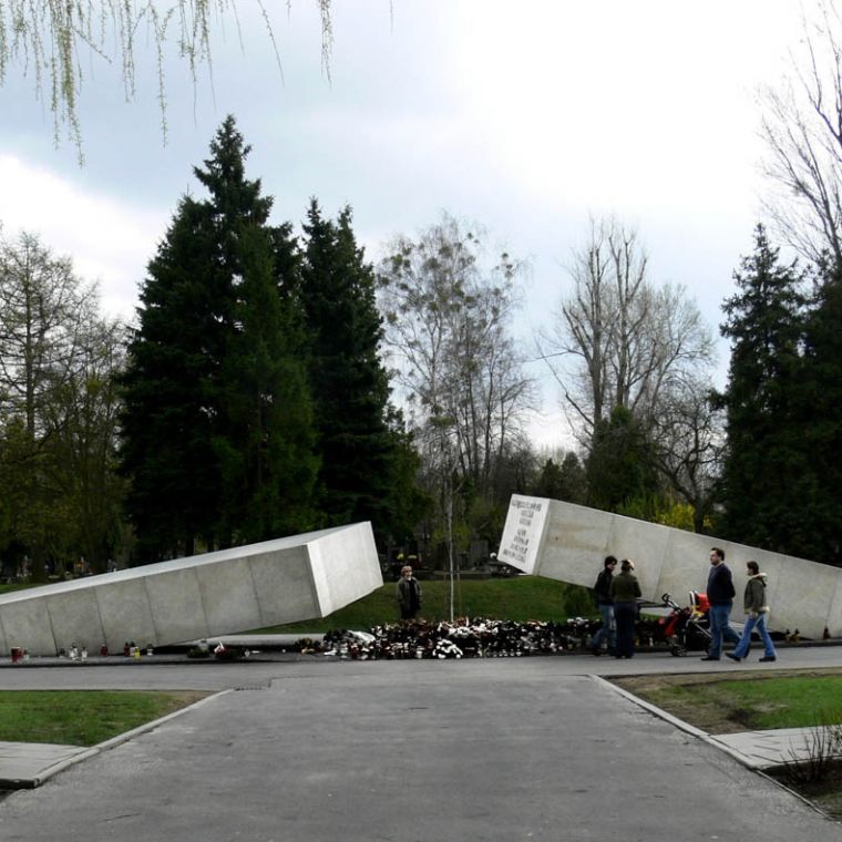 Pomnik ofiar katastrofy lotniczej pod Smoleńskiem - 10.04.2010